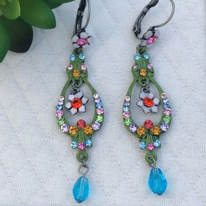 Beautiful vintage vibe flowery drop earrings 💚